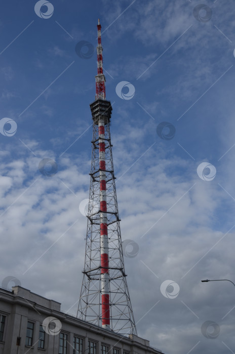 Скачать Санкт-Петербургская телебашня на Аптекарском острове на фоне голубого неба с облаками фотосток Ozero