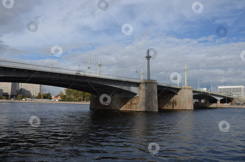 Скачать Санкт-Петербург, Россия – 10.05.2023: Кантемировский мост через реку Большая Невка в Санкт-Петербурге фотосток Ozero