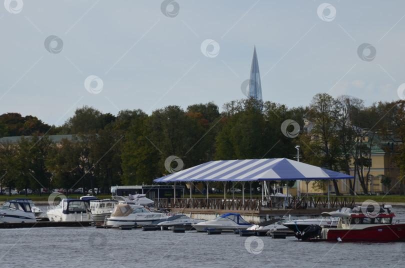 Скачать Санкт-Петербург, Россия – 10.05.2023: Стоянка катеров, пункт проката у Аптекарской набережной в Санкт-Петербурге фотосток Ozero