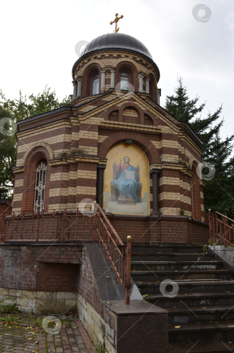 Скачать Санкт-Петербург, Россия – 10.05.2023: Храм-часовня Покрова Божией Матери Иоанновский монастырь на реке Карповке в Санкт-Петербурге фотосток Ozero