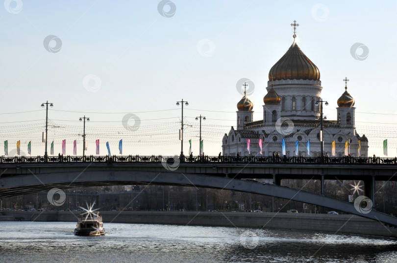 Скачать Москва, Россия - 24 апреля 2011 года: Вид на Москва-реку и Храм Христа Спасителя в Москве фотосток Ozero