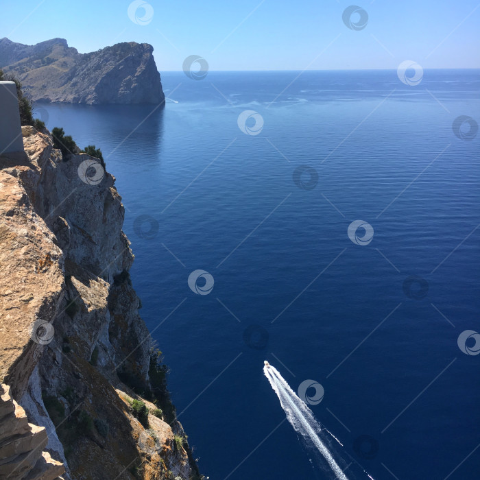 Скачать Вид на море и катер со скалы, Майорка, Испания фотосток Ozero