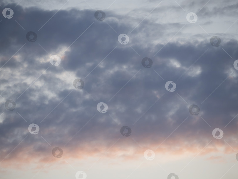 Скачать Градиентный фон неба. Абстрактный красивый естественный фон пасмурного серого неба с красным оттенком от заката фотосток Ozero