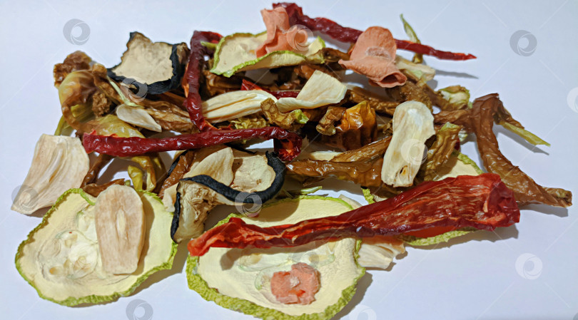 Скачать Сушеные овощи на белом фоне фотосток Ozero