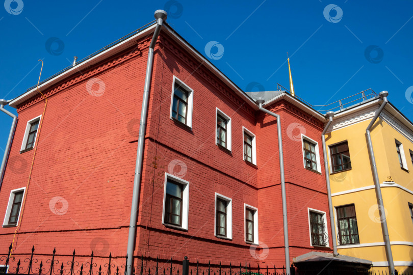 Скачать Внешний фасад красного дома. Городской винтажный фон.Яркие фасады фотосток Ozero