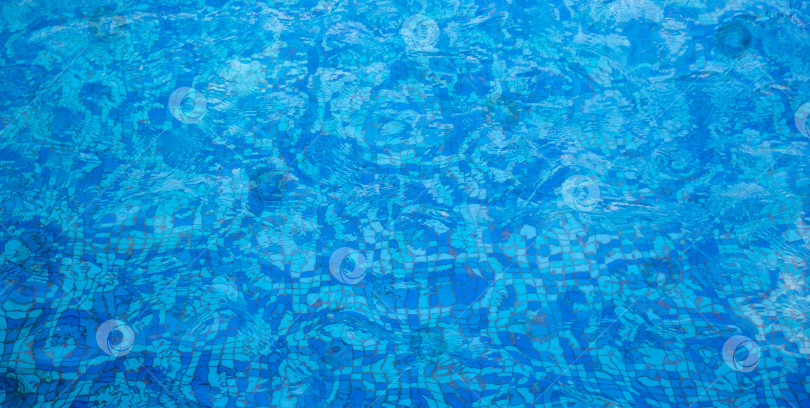 Скачать Бассейн с мозаичным дном. Голубая прозрачная вода покрыта рябью. Пространство для текста фотосток Ozero