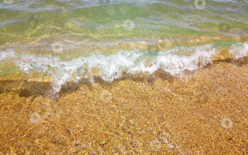 Скачать Бирюзовая волна набегает и плещется вдоль пляжа. Летний морской пейзаж. Концепция и идея путешествия фотосток Ozero