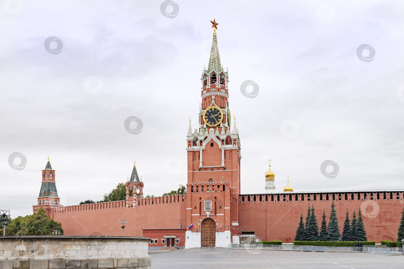 Скачать Москва, Красная площадь, Спасская башня и Кремлевская стена.. фотосток Ozero