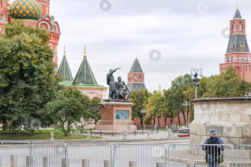 Скачать Памятник Минину и Пожарскому на Красной площади в Москве. фотосток Ozero