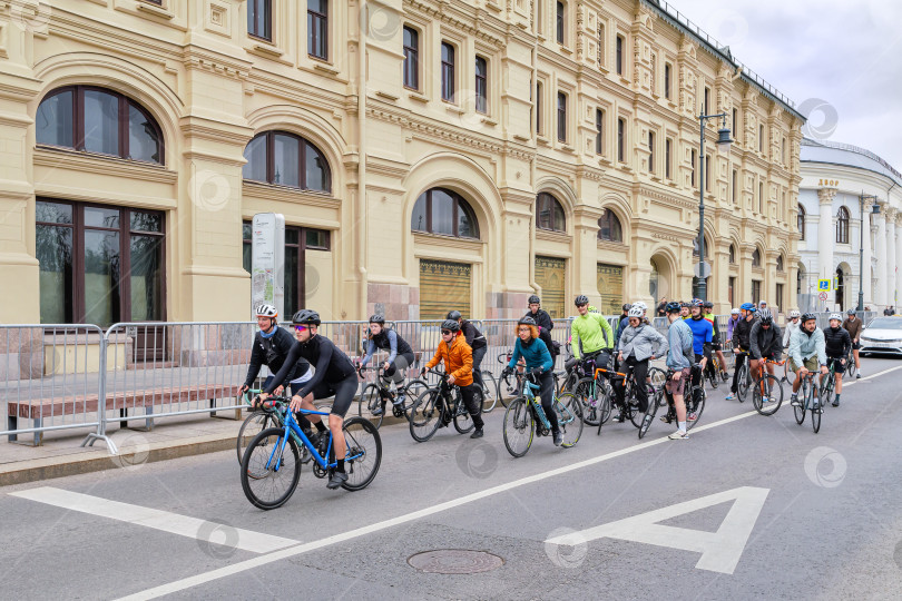 Скачать Москва. Группа велосипедистов на проезжей части улицы Варварка. фотосток Ozero