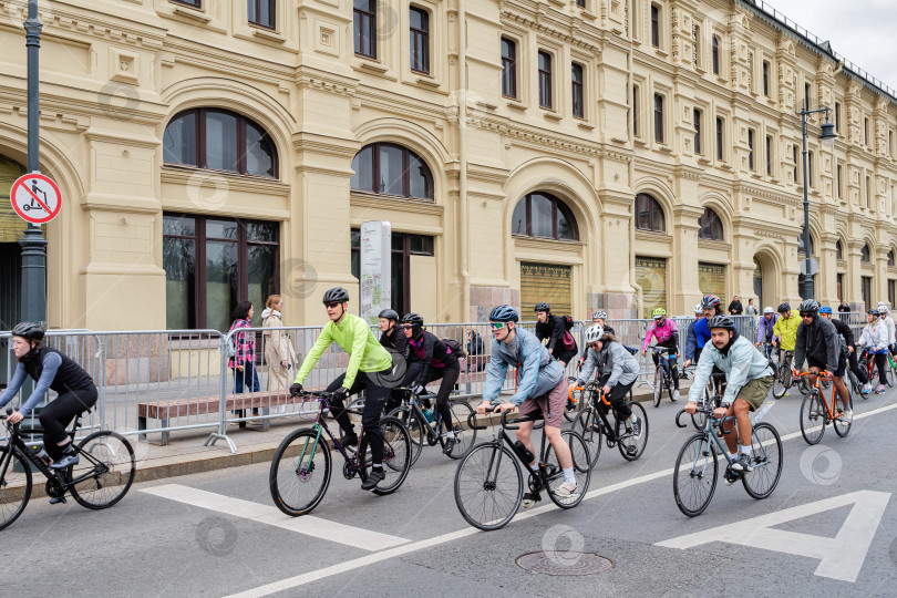 Скачать Москва. Группа велосипедистов на улице Варварка. фотосток Ozero