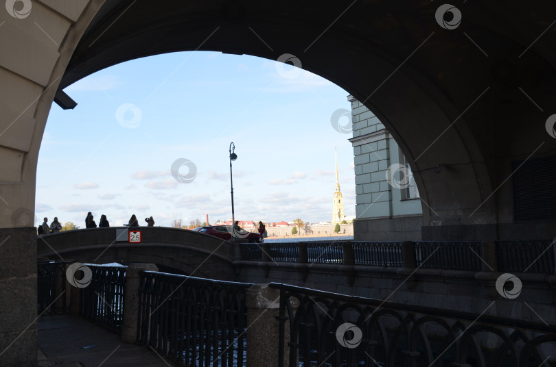 Скачать Вид на Эрмитажный мост и Петропавловскую крепость со стороны Зимней канавки в Санкт-Петербурге фотосток Ozero