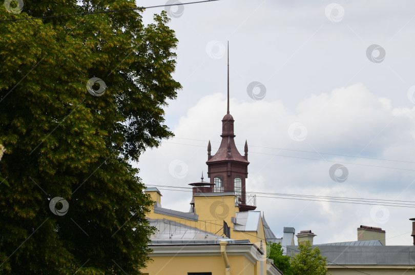 Скачать Вид на башенку корпуса ЛЭТИ и крыши городской застройки Петроградского района Санкт-Петербурга фотосток Ozero