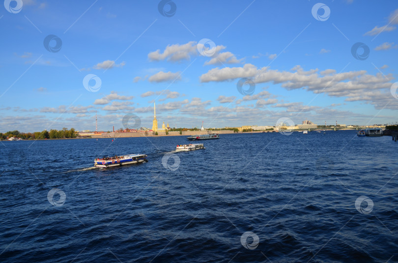 Скачать Вид на акваторию Невы, Петропавловскую крепость и Троицкий мост фотосток Ozero