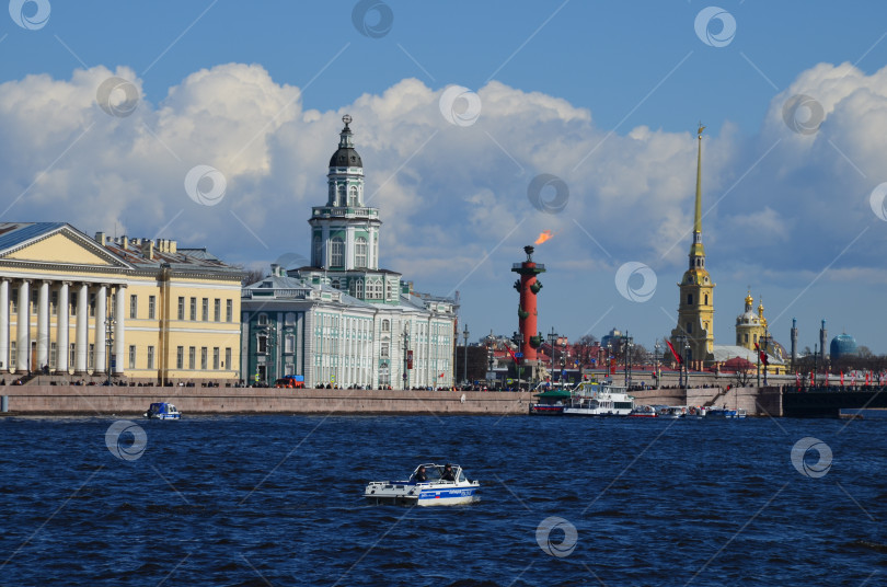 Скачать Санкт-Петербург, Россия – 05.09.2021: Вид на стрелку Васильевского острова и Дворцовый мост на 9 мая в Санкт-Петербурге фотосток Ozero