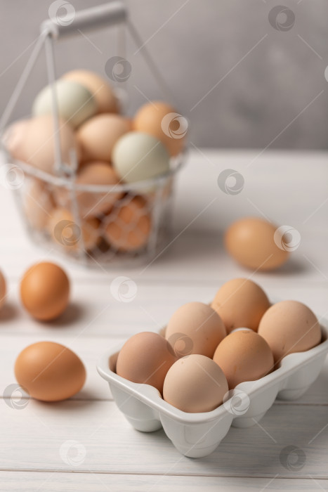 Скачать Свежие фермерские разноцветные яйца от чистокровных кур фотосток Ozero