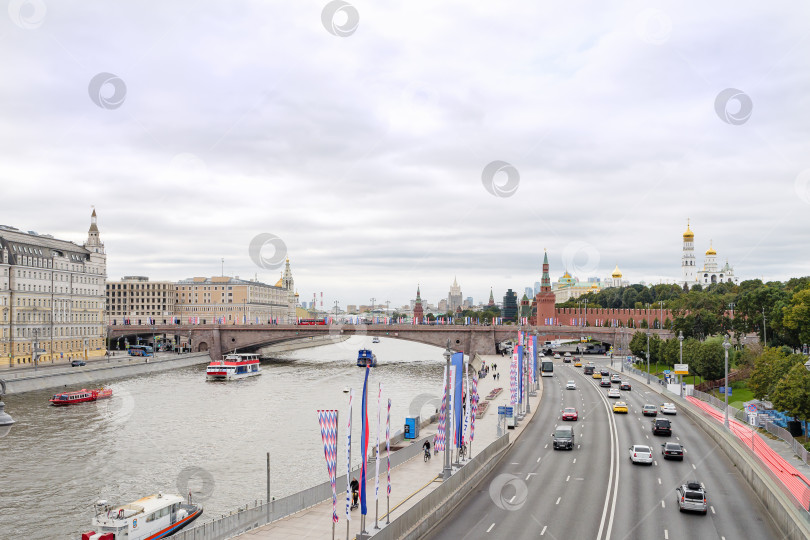 Скачать Москва. Вид на Москворецкую набережную из парка Зарядье. фотосток Ozero