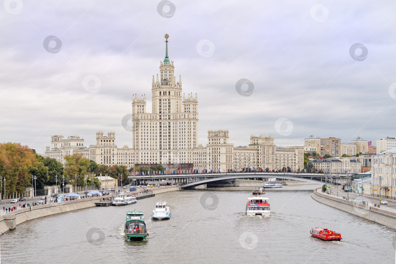 Скачать Москва. Вид на высотное здание на Котельнеческой набережной и Москву реку с прогулочными трамвайчиками и теплоходами. фотосток Ozero