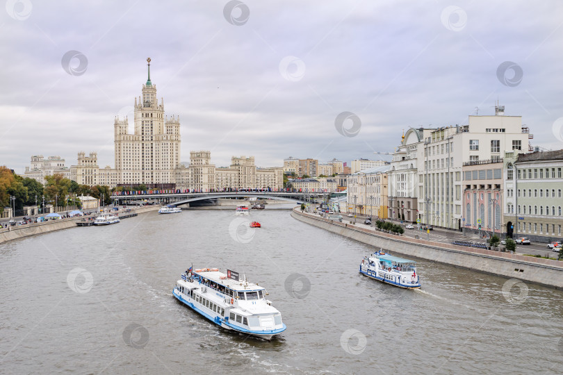 Скачать Москва. Речные трамвайчики плывут по Москве реке на фоне высотки на Котельнеческой набережной. фотосток Ozero