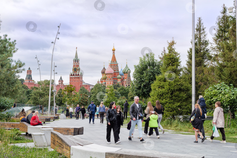 Скачать Москва. Люди гуляют по парку Зарядье. фотосток Ozero