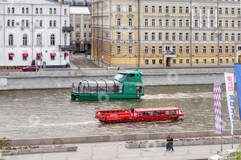 Скачать Москва река. Два речных трамвайчика Рэдиссон. фотосток Ozero