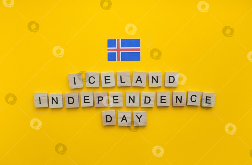 Скачать 1 декабря, День независимости Исландии, флаг Исландии, минималистичный баннер с надписью деревянными буквами на оранжевом фоне фотосток Ozero