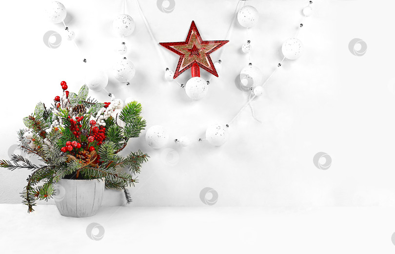 Скачать Пустой стол с букетом живых рождественских елок в вазе, с подарками, украшениями и снеговиком на элегантном фоне со звездой. Рождественский и новогодний эко-макет для дизайна фотосток Ozero