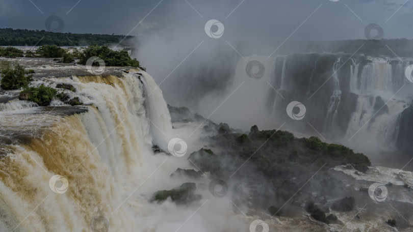 Скачать Пейзаж с водопадом. фотосток Ozero