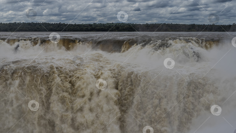 Скачать Знаменитый водопад "Горло дьявола". Крупный план. фотосток Ozero