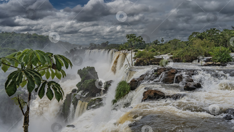 Скачать Впечатляющий вид на водопад. фотосток Ozero