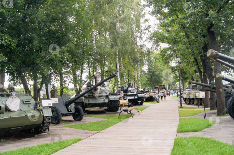 Скачать Музей военной техники среди деревьев. фотосток Ozero