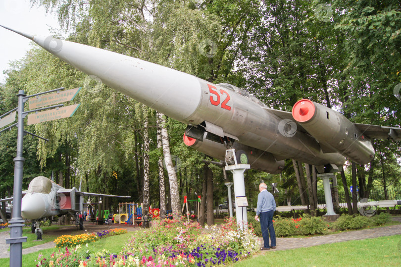 Скачать Военный самолет на пьедестале. фотосток Ozero