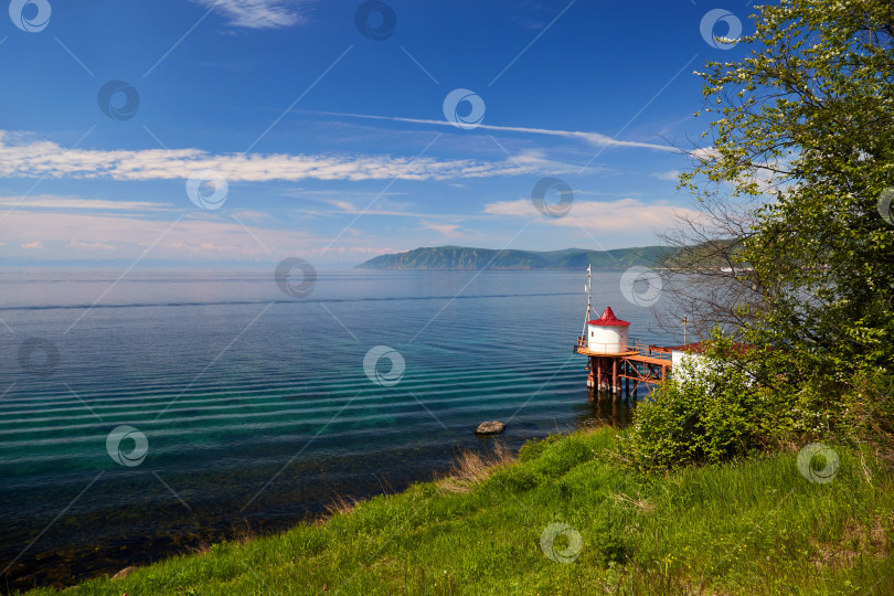 Скачать Озеро Байкал в летний день. Деревня Листвянка. фотосток Ozero