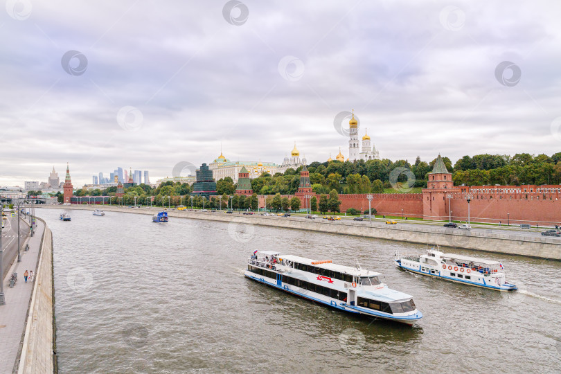 Скачать Москва. Порад речных трамвайчиков на Москве реке. фотосток Ozero