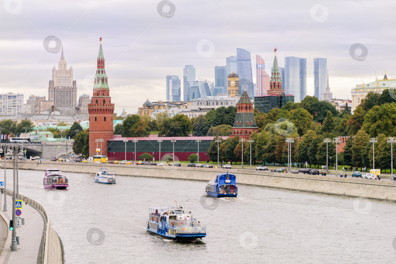 Скачать Четыре речных трамвайчика на реке Москве напртив Кремля. фотосток Ozero