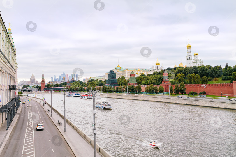 Скачать Москва. Вид на Кремль и реку Москву со стороны Софийской набережной. Плавающие речные суда и теплоходы. фотосток Ozero