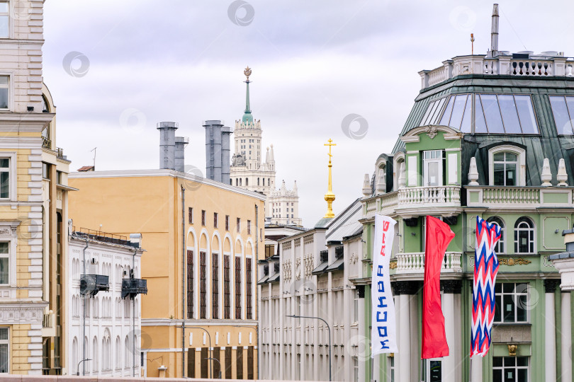 Скачать Москва. Вид с Большого Москворецкого моста идут на старинные московские дома разнообразного стиля постройки. фотосток Ozero