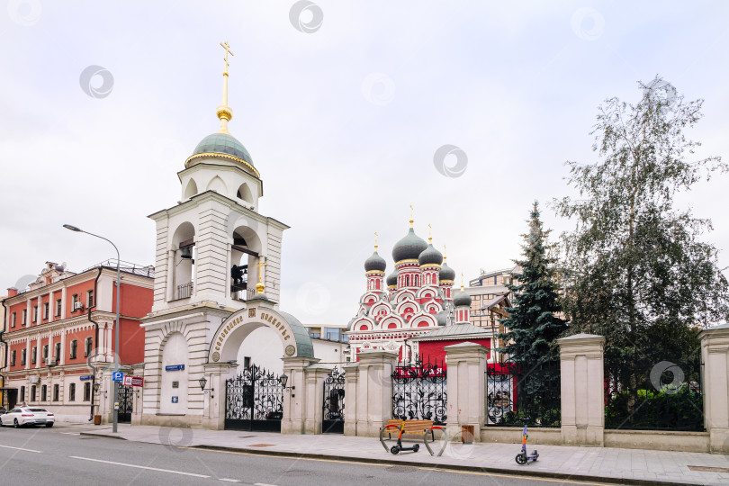 Скачать Москва. Вход в Соловецкое подворье на Садовнической улице. фотосток Ozero