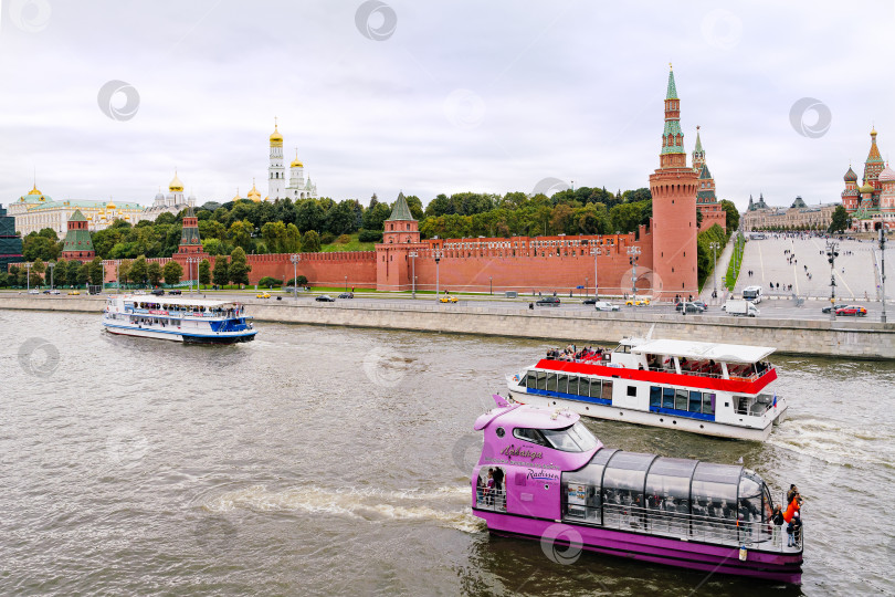 Скачать Москва. Три речных трамвайчика плывут по реке Москве на фоне Кремля. фотосток Ozero