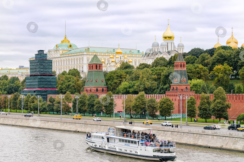 Скачать Речной теплоход проплывает напротив Кремля. фотосток Ozero