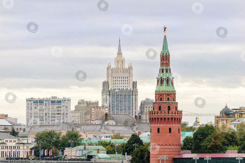 Скачать Москва. Высотка на Смоленской площади и Водовзврдная башня Кремля. фотосток Ozero