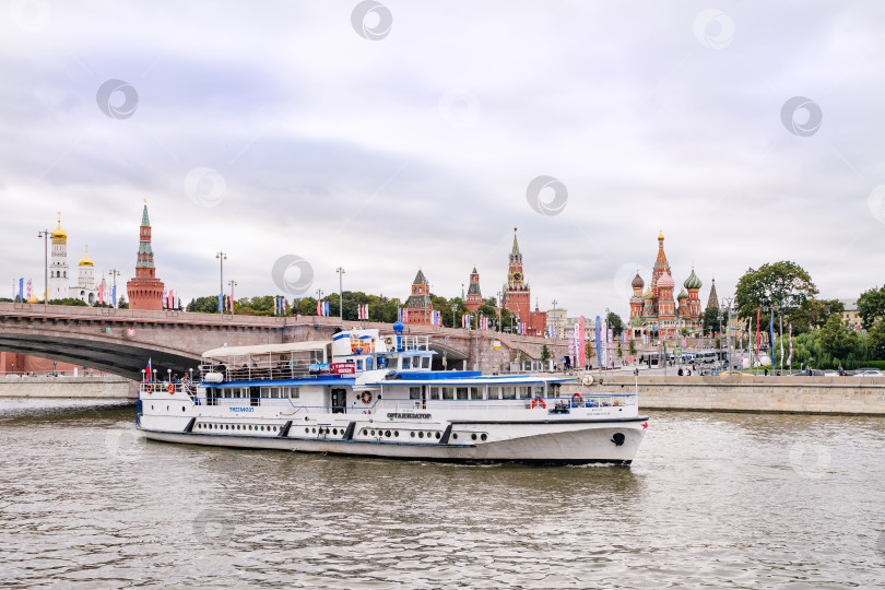 Скачать Москва. Москва. Речной теплоход проплывает по Москве реке на фоне Кремля, Большого Москворецкого моста и парка Зарядье. фотосток Ozero