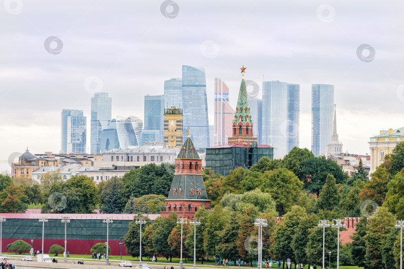 Скачать Москва, Тайницкая башня Кремля и Комендантская башня на фоне небоскребов Москва-Сити. фотосток Ozero