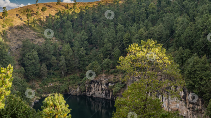 Скачать Красивое озеро в кратере потухшего вулкана фотосток Ozero