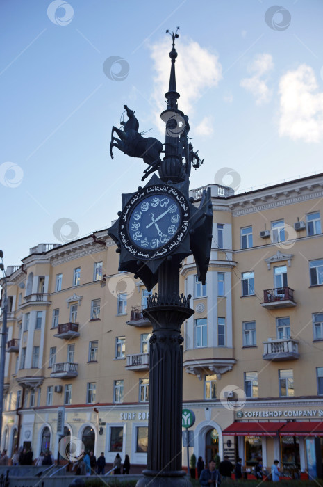 Скачать Казань, Татарстан, Россия - 09.08.2023: городские уличные часы фотосток Ozero