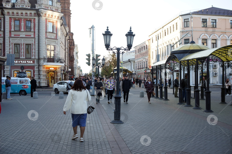 Скачать Казань, Татарстан, Россия - 09.08.2023: прогулочная улица Баумана фотосток Ozero