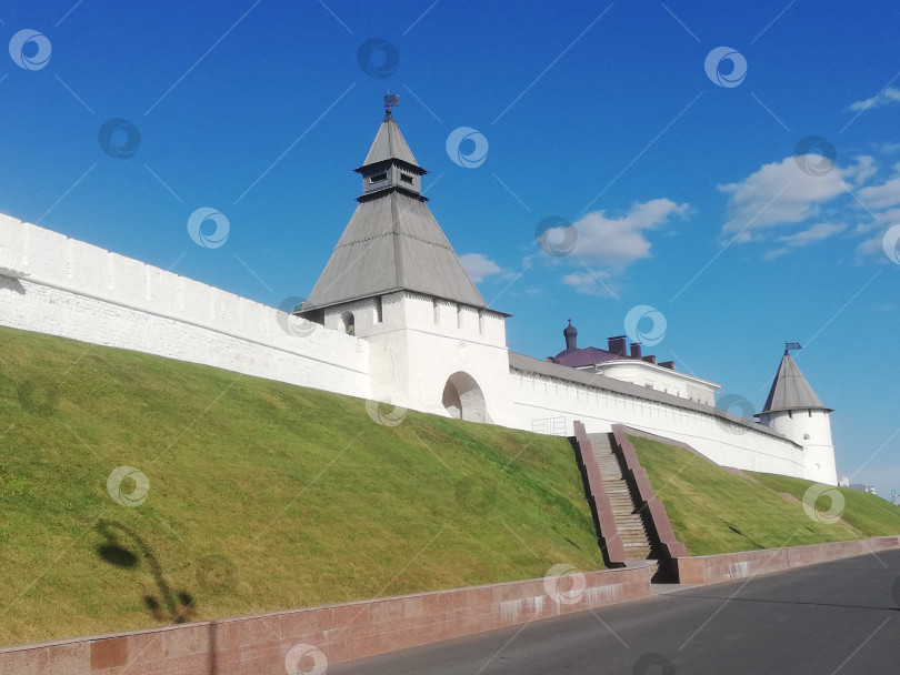 Скачать Стены и башни Казанского кремля в солнечный летний фотосток Ozero