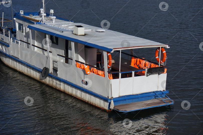 Скачать Прогулочное судно на реке фотосток Ozero