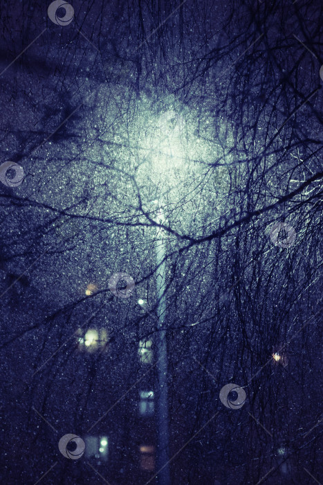 Скачать Уличный фонарь на снегу. Фонарь во дворе дома зимним вечером фотосток Ozero