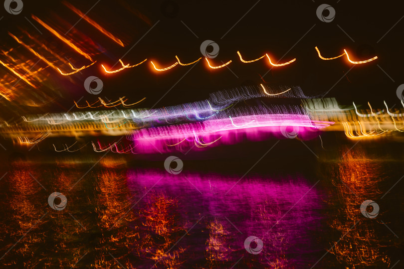Скачать По реке прогуливается прогулочный теплоход с розовой подсветкой фотосток Ozero
